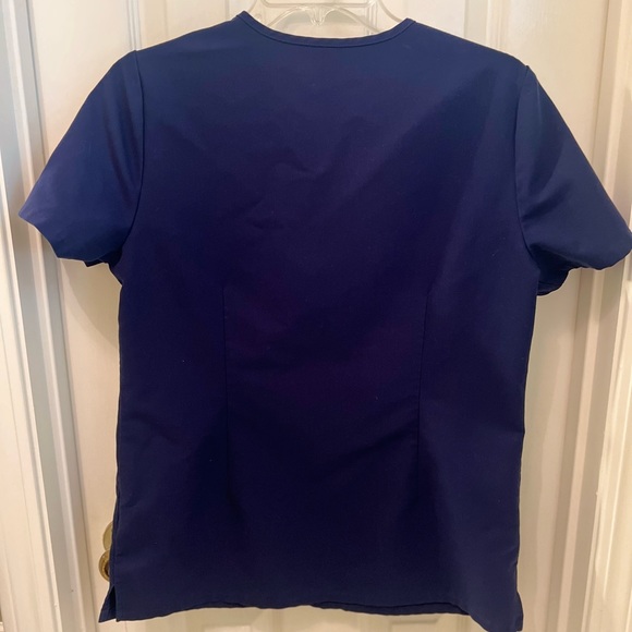 Figs- Casma™ Three-Pocket Scrub Top - Picture 3 of 11